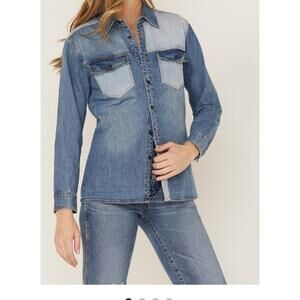 Cleo + Wolf Shirt Medium Blue Denim Long‎ Sleeve OversCollared Button Up